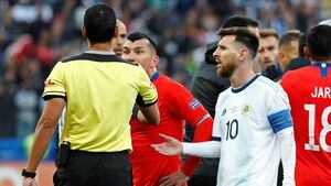 ¡Increíble! Lionel Messi es expulsado tras una fuerte discusión con Gary Medel