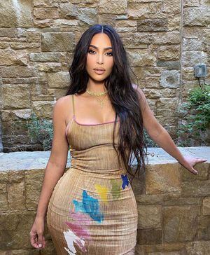 Kim Kardashian posa sem maquiagem e seguidores dizem que ela parece outra pessoa
