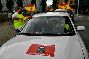 Tiembla gobierno de centro izquierda de España por fracaso en lucha contra del coronavirus: miles protestan en las calles