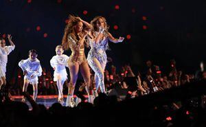 Posiciones divididas tras la presentación de Shakira y Jennifer Lopez en el Super Bowl