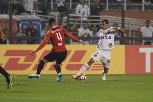 El partido entre Santos e Independiente por Libertadores fue suspendido por graves incidentes en las gradas