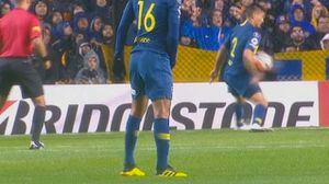 Se salvaron porque no hay VAR: el claro "gol viciado" de Boca Juniors ante Libertad en la Copa