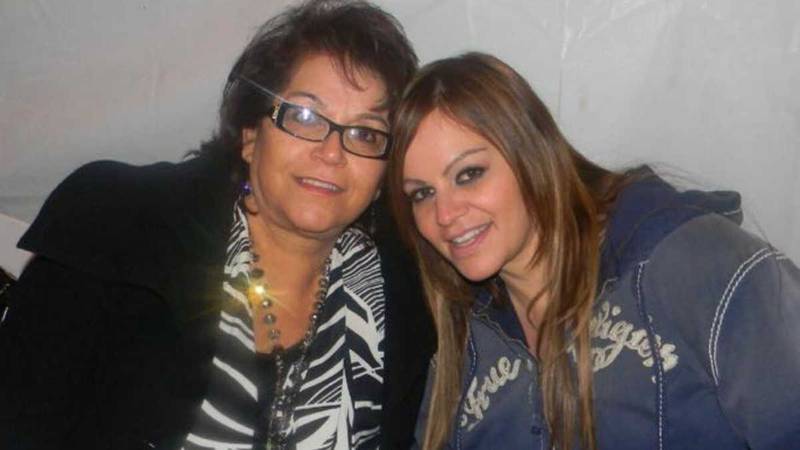 Doña Rosa Saavedra siempre ha mostrado el amor que siente por su fallecida hija, Jenni Rivera.
