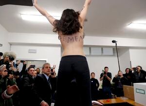 Activista sin playera de Femen sorprende a Berlusconi mientras votaba