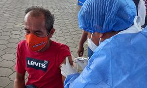 Hombre que se saltó la vacunación en Guayaquil trabaja para el Ministerio de Salud Pública
