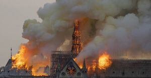 La "estructura" de Notre Dame se salva de un incendio devastador