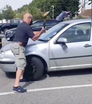 Hombre rompe ventana de carro por un perro que habían dejado encerrado