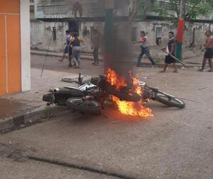 Agresión a policías y moto incendiada en el Guasmo Sur de Guayaquil durante operativo