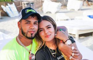 La foto de Karol G y Anuel AA a mitad de un beso en la playa