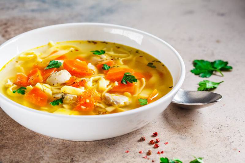 Receita saborosa de sopa de frango com legumes para fazer em minutos e aquecer