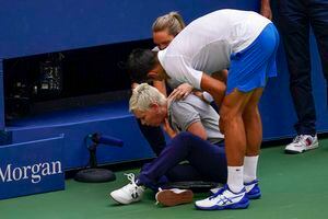 "Estoy desolado": Djokovic fue descalificado del US Open por pelotazo a jueza de línea