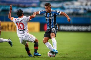 Pinares otra vez figura en Gremio: brilló en arrolladora goleada por Copa Libertadores