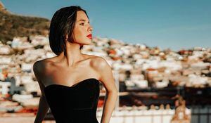 Ángela Aguilar lleva un look total black con botas largas en su visita a Los Ángeles