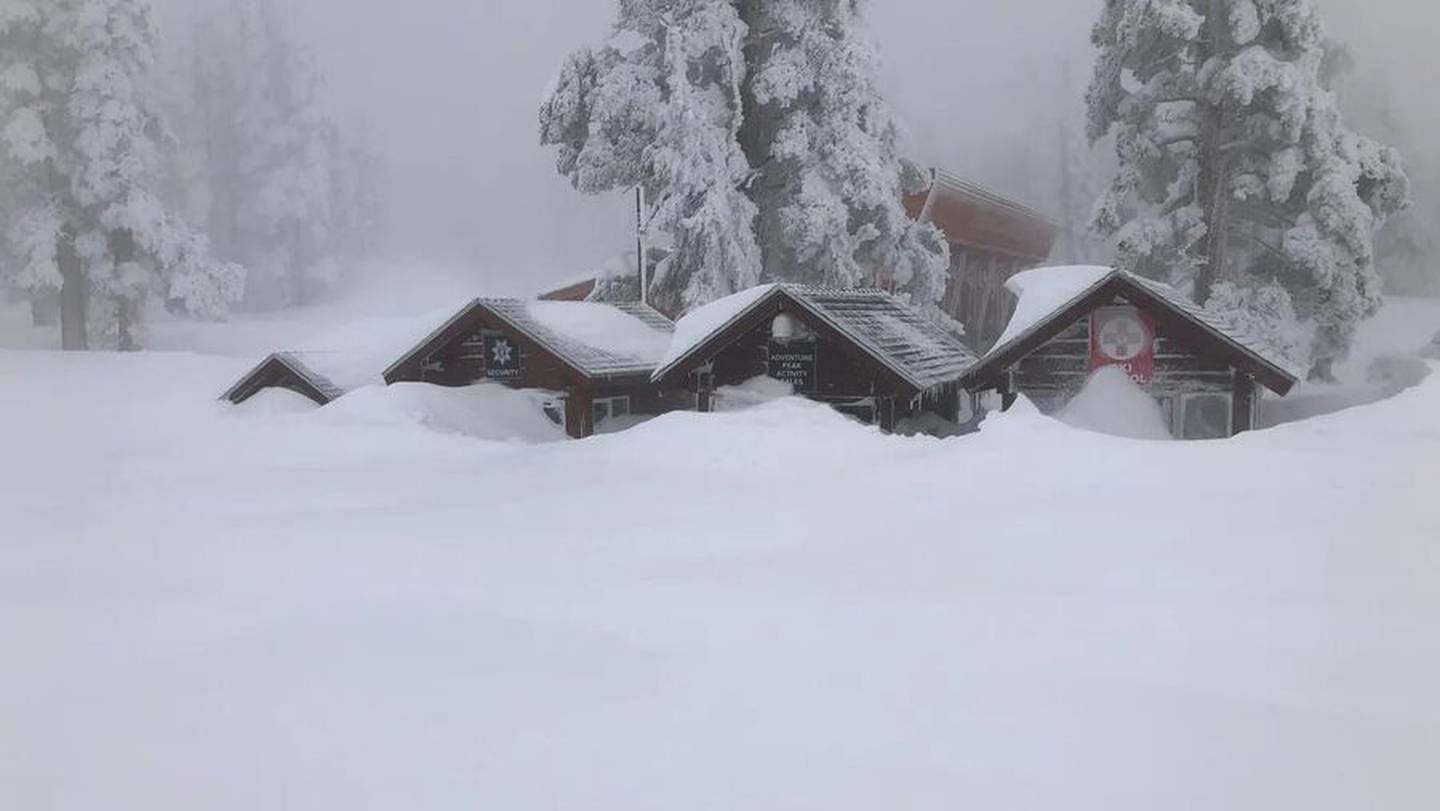 Hasta las casa se han visto enterradas por la fuerte nevada | Foto