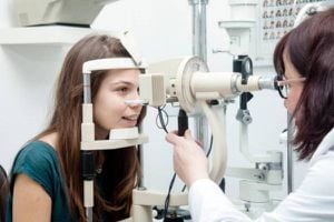 "Van a exponer a la población a riesgos sanitarios reales": Oftalmólogos disparan contra la receta de lentes en ópticas