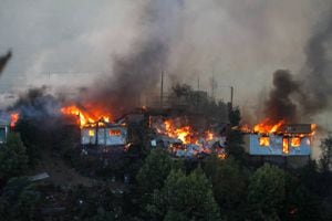 Incendios en Valparaíso dejan cerca de 120 casas destruidas o con daños: investigan intencionalidad