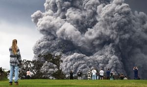 Alarma roja en Hawai: Volcán Kilauea sufre erupción explosiva y las autoridades ordenan buscar refugio