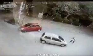 (VIDEO) Esposa de exalcalde colombiano fue atropellada por un carro