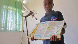 Niño africano de 13 años fabrica telescopio con latas de refresco