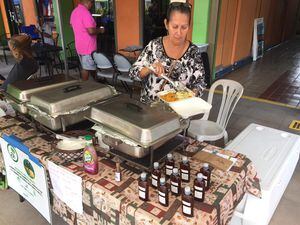 Jolgorio y comida típica navideña en encendido de la Plaza del Mercado de Caguas
