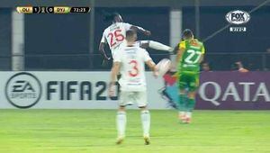 Adebayor tuvo un inolvidable estreno en la Copa Libertadores: roja directa por patada criminal