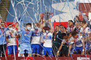 La UC se suma al reducido grupo de tricampeones y va por un hito inédito