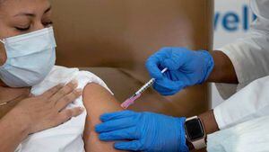 Ni embarazadas ni personas en tratamiento de cáncer pueden vacunarse, dice estudio