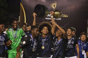 Independiente del Valle presumió el trofeo que le falta a Liga de Quito