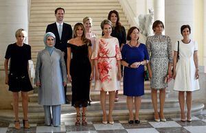 El aplaudido esposo del primer ministro de Luxemburgo aparece en una foto junto a las primeras damas de la OTAN