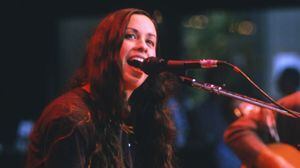 Alanis Morissette revela ter sido vítima de estupro coletivo aos 15 anos