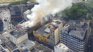 Incêndio atinge loja de tecidos com dois andares no centro de São Paulo