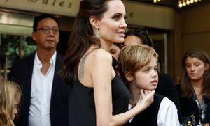Angelina Jolie fica loira e impressiona por semelhança com seu filho