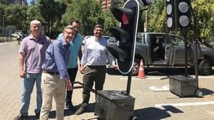 Alcalde de las Condes Joaquín Lavín presentó nuevos semáforos portátiles