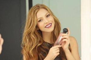 El mini vestido dorado con enormes cristales con el que Shakira presumió sus curvas
