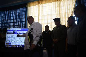 Giammattei ordena cambiar a policías del Puerto Santo Tomás por “contrabando”