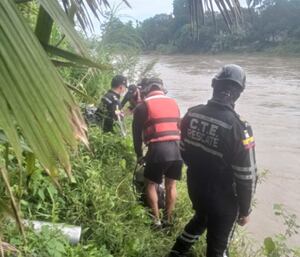 Tres fallecidos tras fatal accidente: vehículo de una familia cayó al río en Quevedo