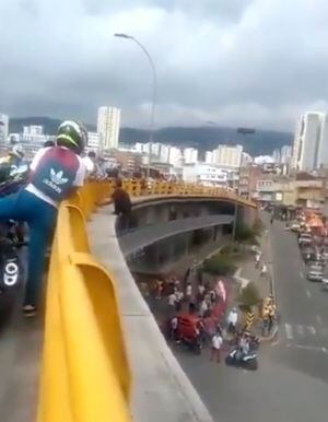 VIDEO: policía y ciudadano evitan que un hombre se lance desde un puente