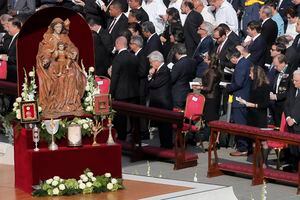 Piñera comienza a decirle adiós a Europa tras asistir a canonización de nuevos santos en el Vaticano