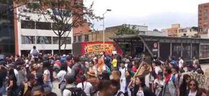 (VIDEO) Manifestantes expulsan a encapuchados que atacaban estación de Transmilenio
