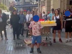 Mamá de niños que amenazaron con cuchillo a ambulantes en centro de Santiago asegura que la estaban protegiendo
