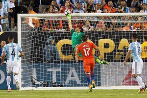 "El muro de la Roja": El fútbol mundial saluda a Claudio Bravo en su cumpleaños 37
