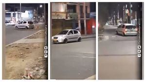 (VIDEO) El desgarrador momento en que perro persigue el carro de su dueño tras ser abandonado en Bogotá