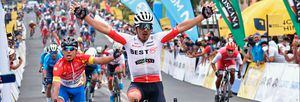 Así fue la llegada de Byron Guamá a la meta al ganar la segunda etapa de la Vuelta a Ecuador