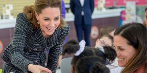 Kate Middleton vive momento embaraçoso com sua minissaia por causa do vento