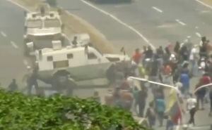 VIDEO. Tanqueta atropella a manifestantes cerca de base militar en Venezuela