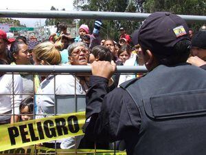 Cientos de venezolanos bloquean el puente de Rumichaca
