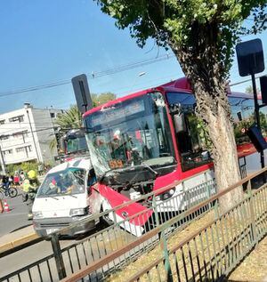 A una semana de estar en la calle: Así quedó el primer bus eléctrico del Transantiago en sufrir un accidente