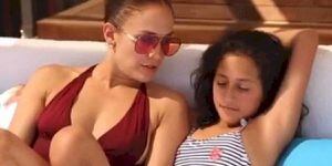 Hija de Jennifer Lopez da clases de estilo con un look casual con short de mezclilla y camiseta