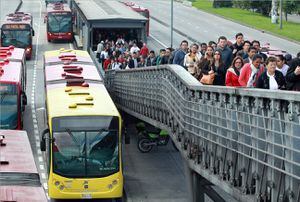 Jóvenes que fumaron marihuana en TransMilenio tendrían que pagar costosa multa