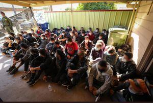 Ubican a 68 personas inmigrantes en casa de Laredo, Texas